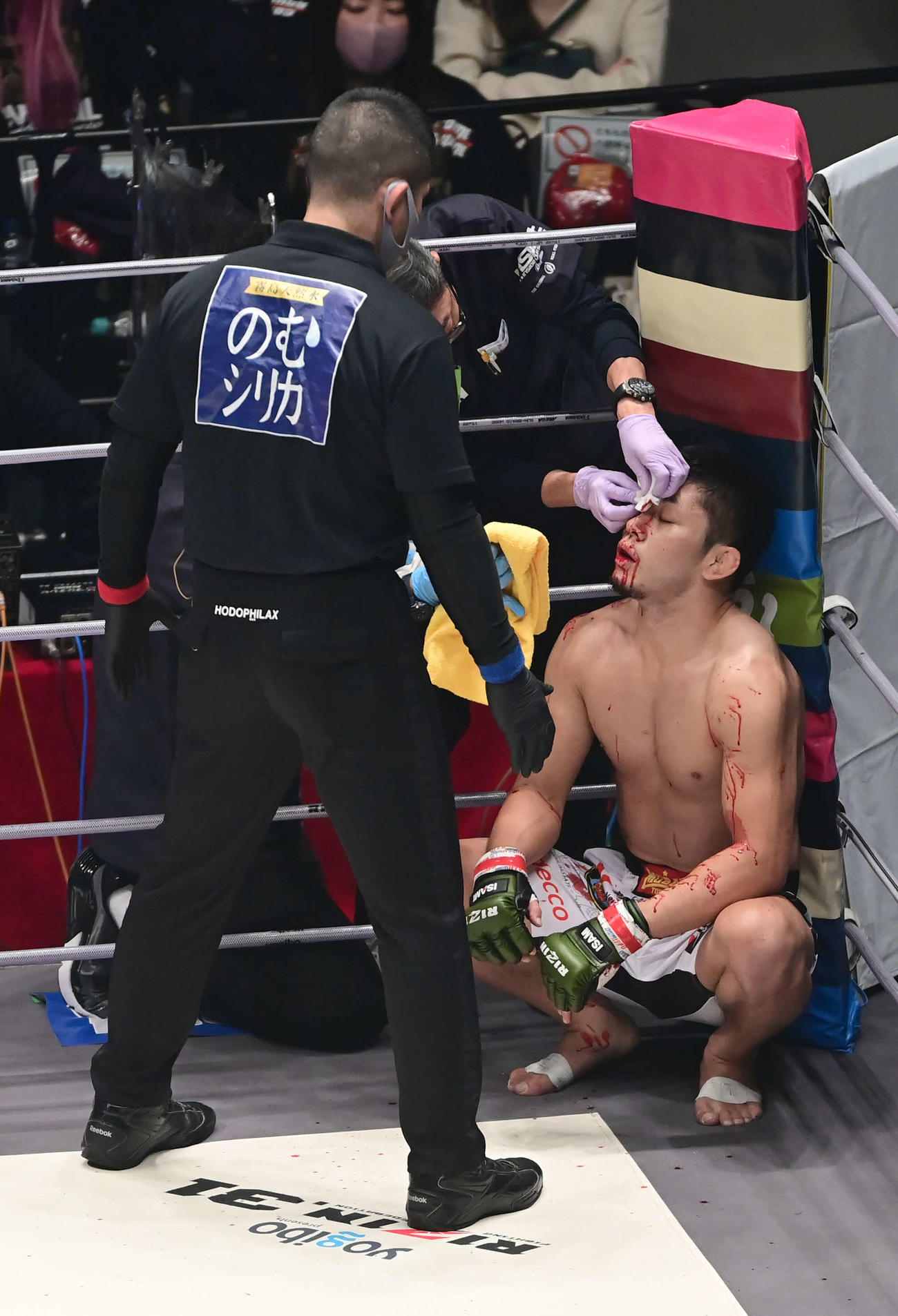 24日　2回、流血した斎藤はドクターの治療を受ける