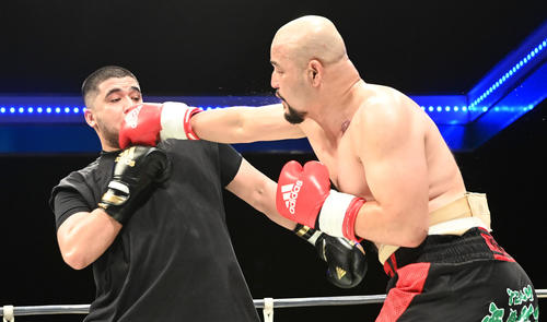 2回、西島洋介(右)は但馬ミツロに右ストレートを打ち込む(2021年12月16日撮影)