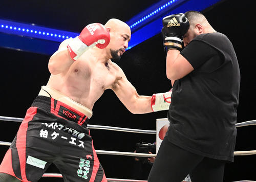 1回、西島洋介(左)は但馬ミツロに左ボディ-を打ち込む(2021年12月16日撮影)