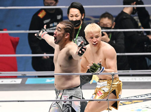 久保（奥右）に勝利し驚いた表情のシバター（撮影・滝沢徹郎）
