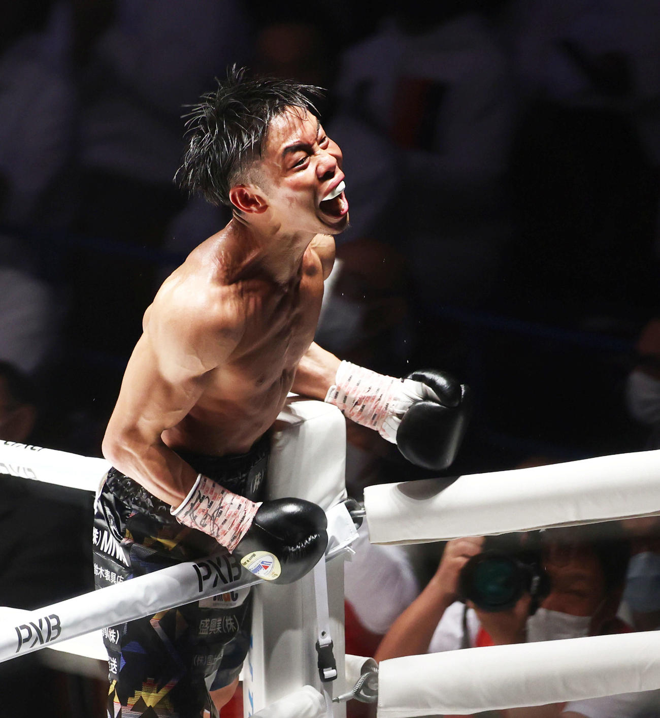 2021年12月14日、WBO世界ミニマム級タイトルマッチでメンデスをTKOで破り、雄たけびを上げる谷口