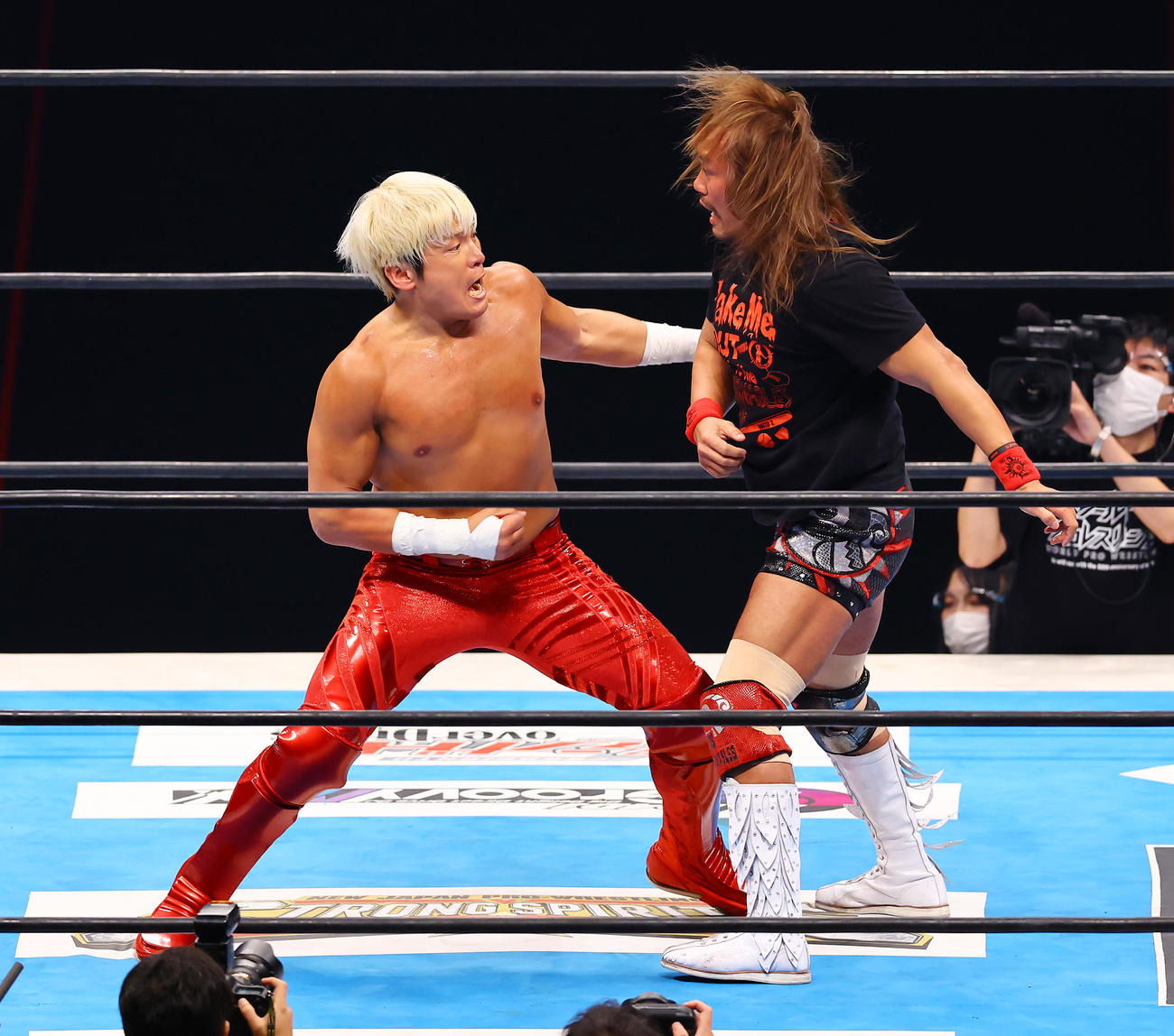 対戦する拳王（左）と内藤哲也（2022年1月8日撮影）