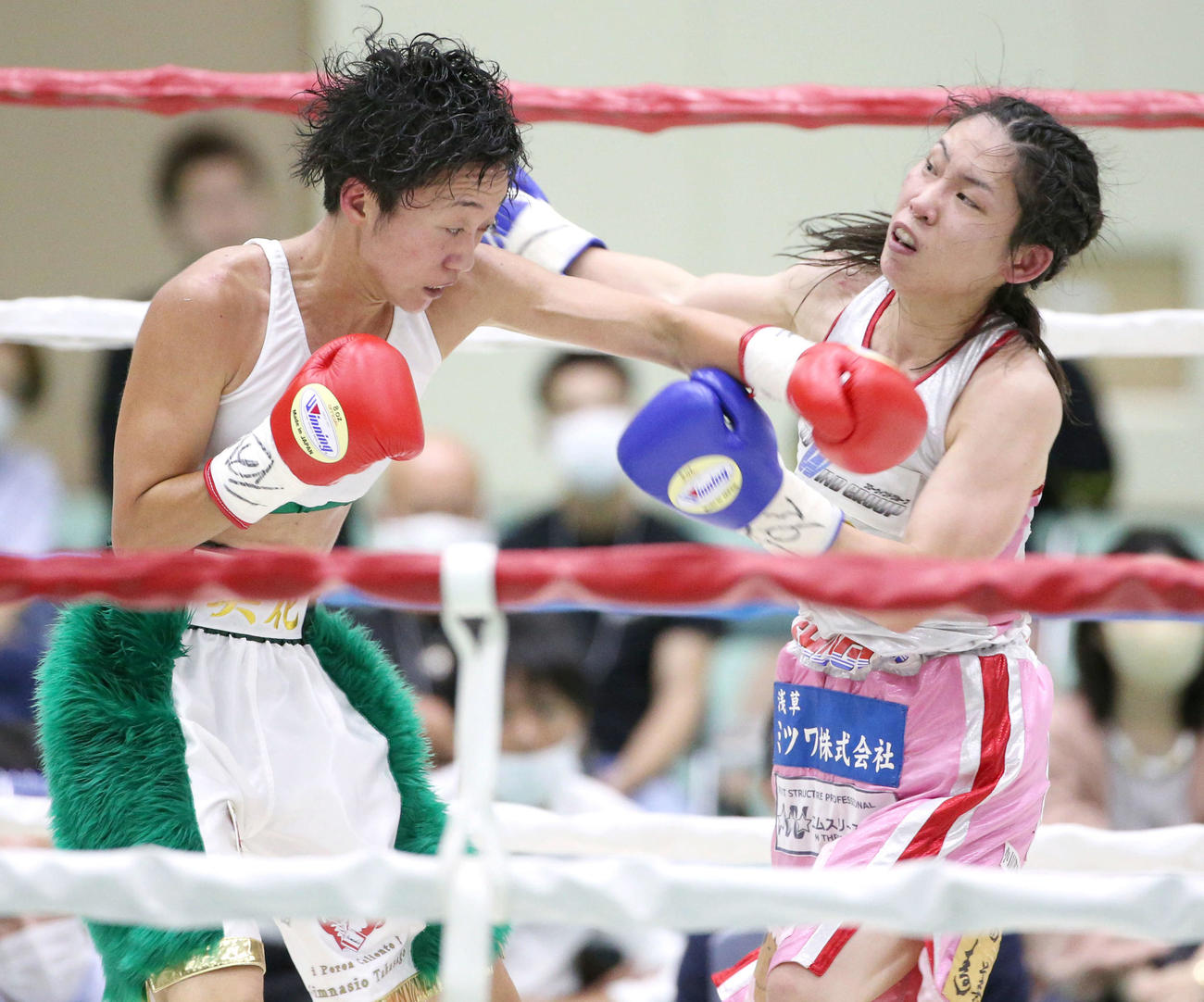 岩川美花（左）は鈴木菜々江と打ち合う（2020年9月撮影）