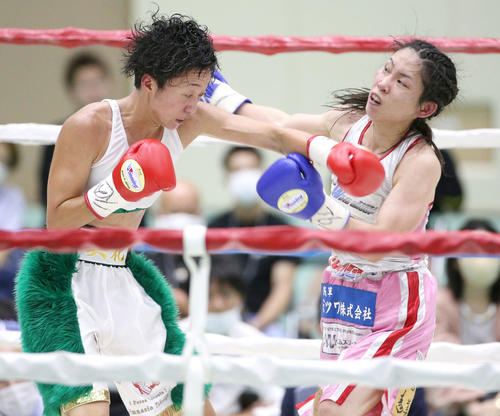 岩川美花（左）は鈴木菜々江と打ち合う（2020年9月撮影）