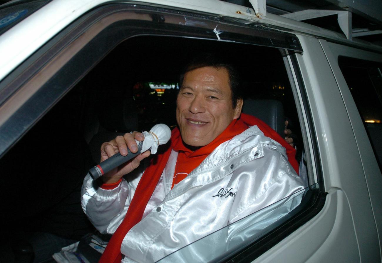 「神戸ルミナリエ」会場付近でマイクを持ちイノキボンバイエをアピールするアントニオ猪木さん（2003年12月25日撮影）