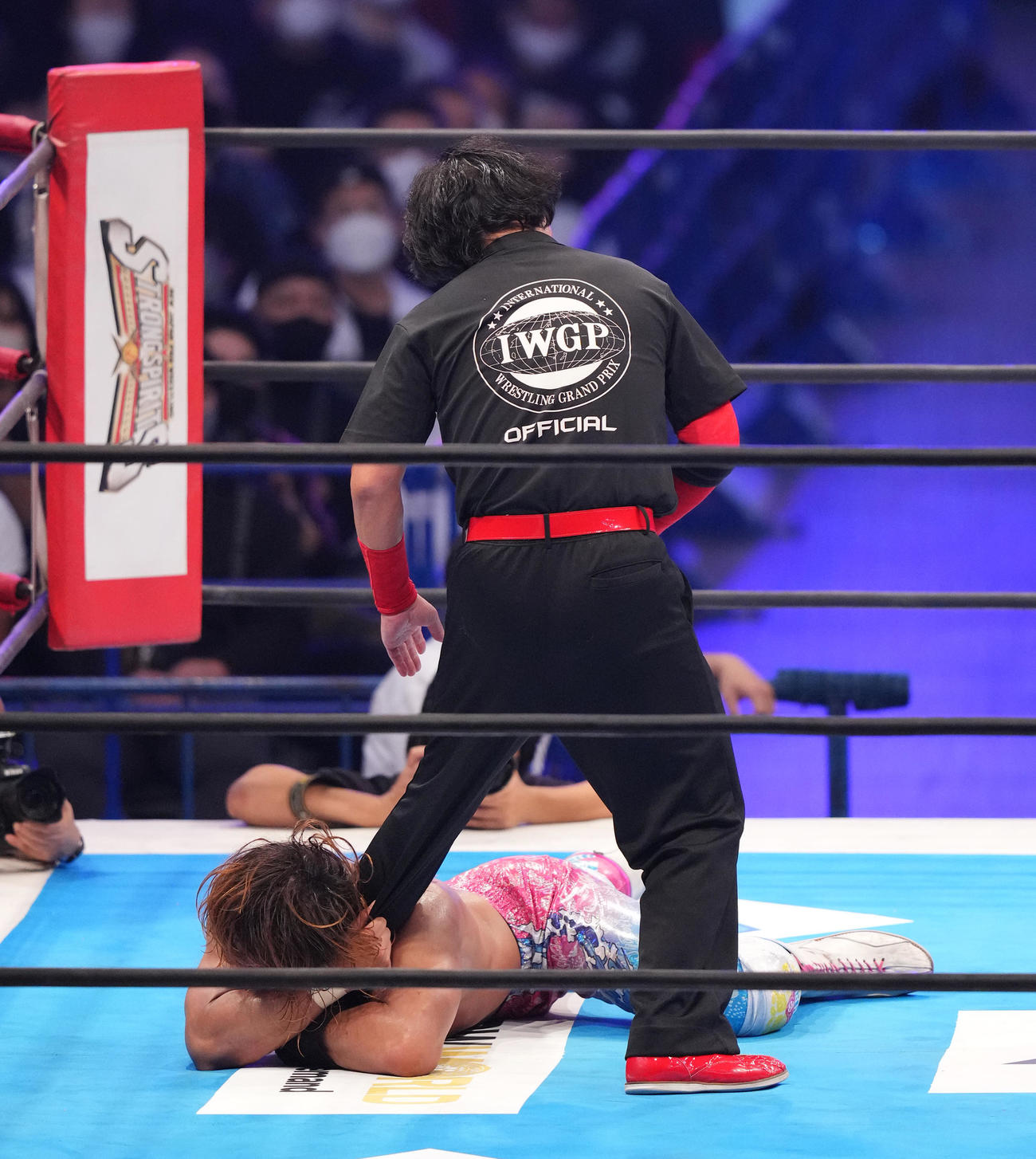 2022年11月20日、実父のレッドシューズ海野レフェリー（上）の足にしがみつく海野（撮影・菅敏）