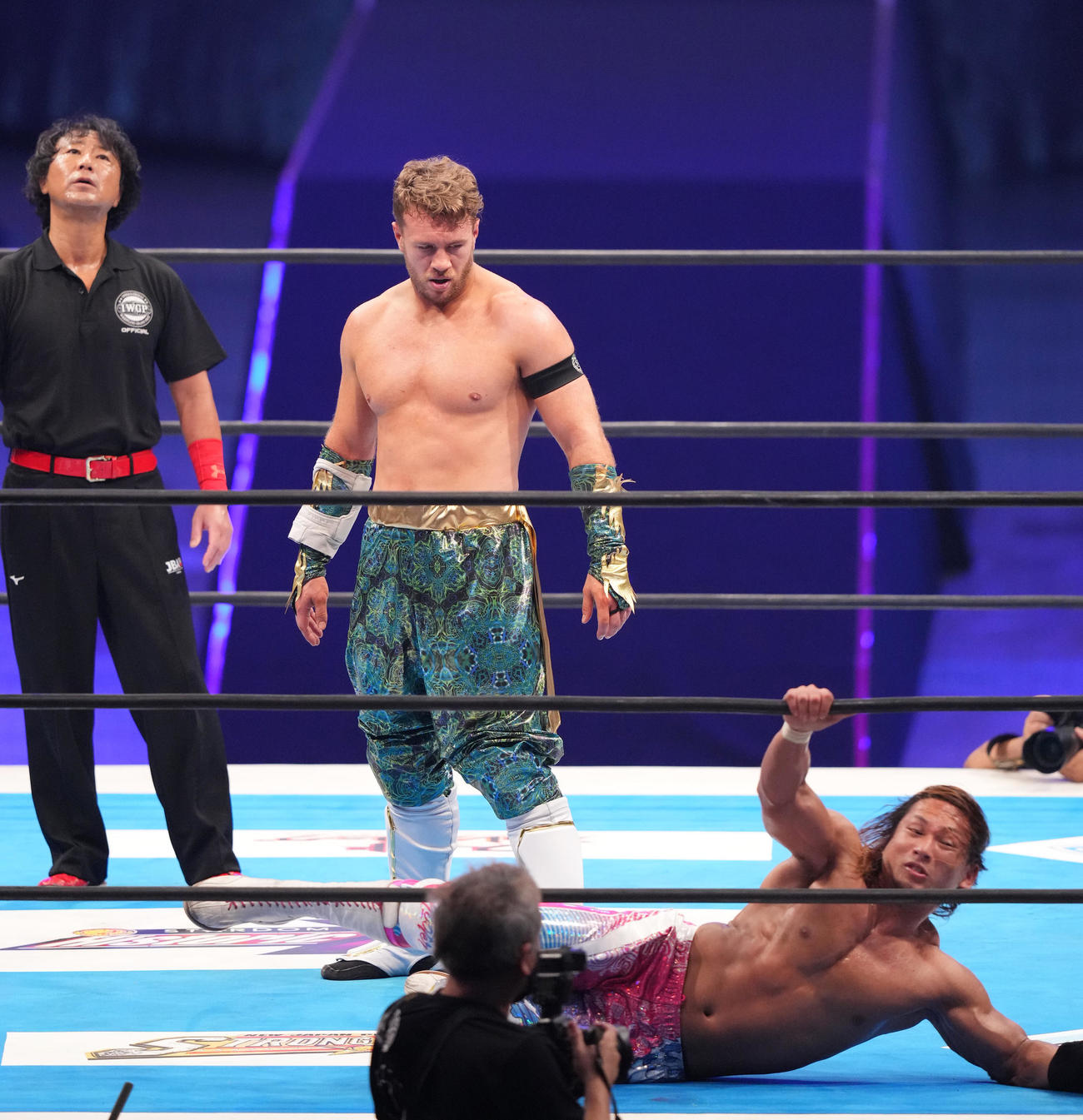2022年11月20日、実父のレッドシューズ海野レフェリー（左）が見つめる前でオスプレイ（中央）の攻撃を受ける海野（撮影・菅敏）