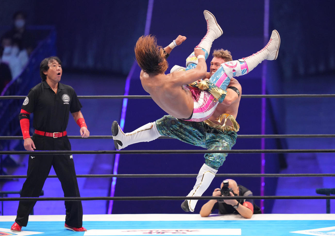 2022年11月20日、実父のレッドシューズ海野レフェリー（左）が見つめる前でオスプレイ（右）の強烈なパイルドライバーを食らう海野（撮影・菅敏）