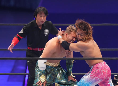 2022年11月20日、実父のレッドシューズ海野レフェリー（左）が見つめる前でオスプレイ（中央）にエルボーをさく裂する海野（撮影・菅敏）