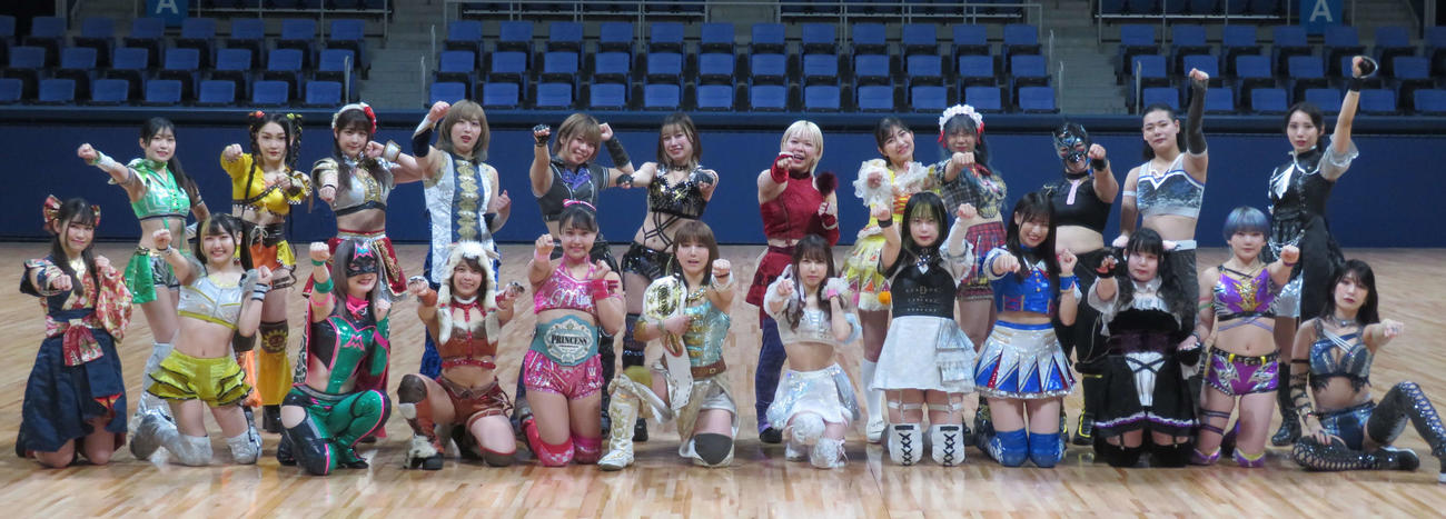 試合会場の有明コロシアムで元気よくポーズを決める東京女子プロレスの選手たち（撮影・松熊洋介）