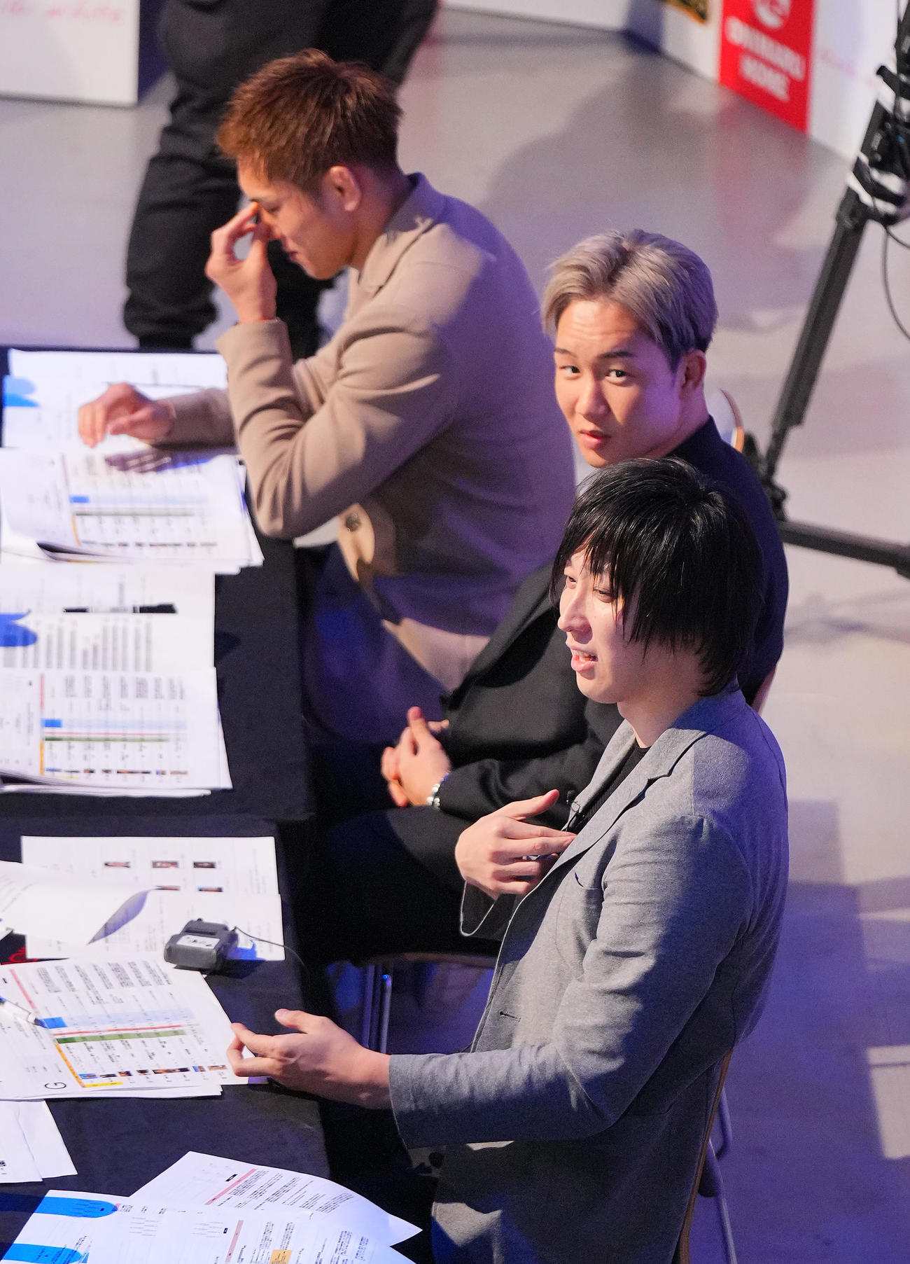 ブレイキングダウン8オーディション　オーディションの参加者と一戦交え疲れた様子の溝口勇児（手前）と見つめる朝倉未来（中央）