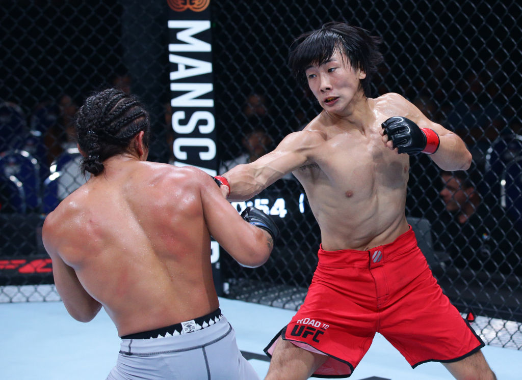 マーク・クリマコ（左）とのフライ級準決勝で勝利した鶴屋怜（GettyImages）