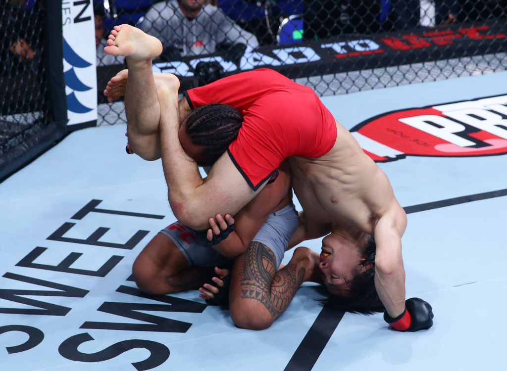 フライ級準決勝でマーク・クリマコ（左）とグラウンドの攻防を繰り広げる鶴屋怜（GettyImages）