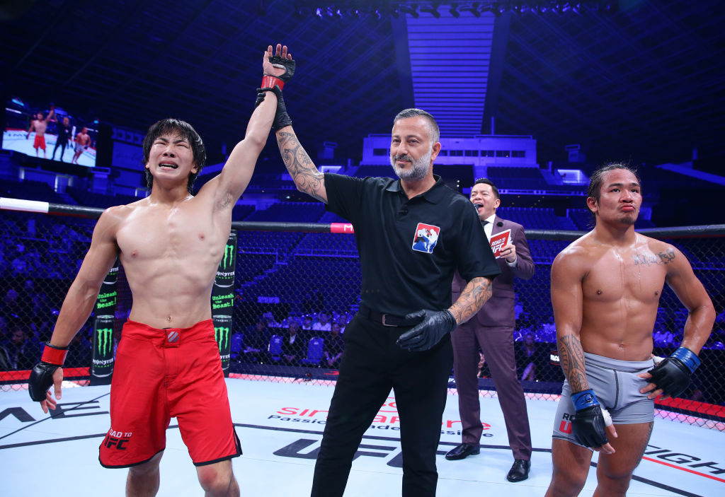 フライ級準決勝でマーク・クリマコ（右端）に判定勝利し、勝ち名乗りを受ける鶴屋怜（左端）（GettyImages）