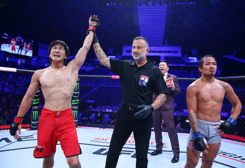 フライ級準決勝でマーク・クリマコ（右端）に判定勝利し、勝ち名乗りを受ける鶴屋怜（左端）（GettyImages）