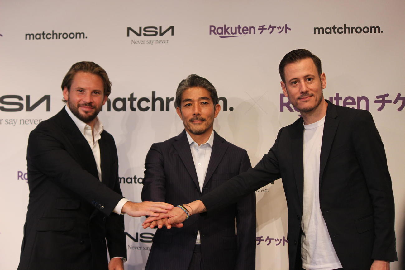 9月28日、日本進出を発表したマッチルームのフランク・スミスCEO（左）と提携を結んだ楽天チケットの梅本悦郎社長（中央）、NSNのジョエル・ボラス社長