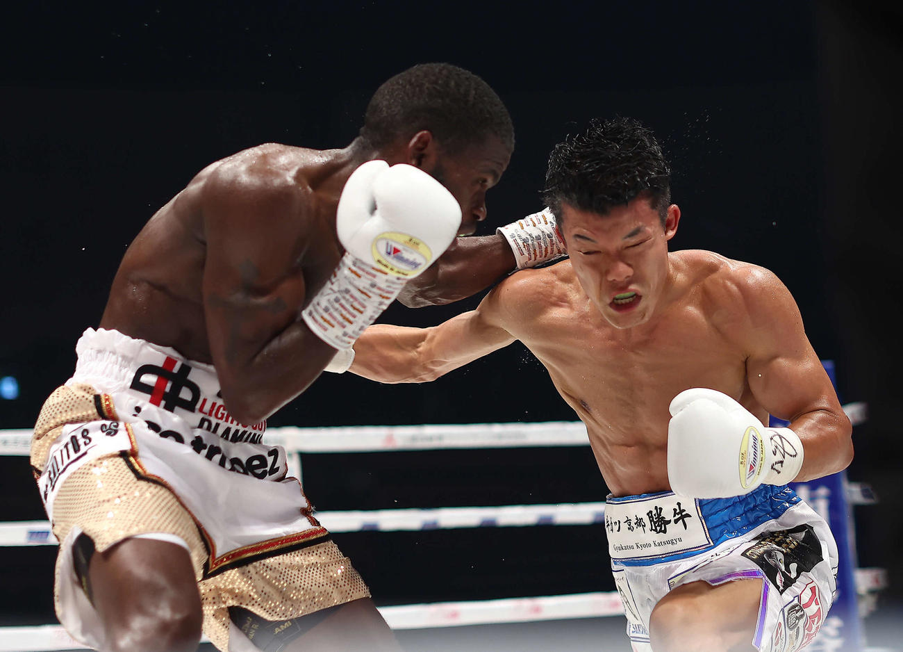 10月7日　IBF世界フェザー級2位決定戦12回戦　亀田和毅対レラト・ドラミニ　5回、レラト・ドラミニ（左）を攻める亀田和毅