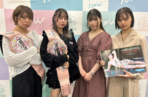 10日、プリンセスタッグ選手権に向けた記者会見を行った長野じゅりあ（右）。左は王者角田奈穂と乃蒼ヒカリ（同2人目）
