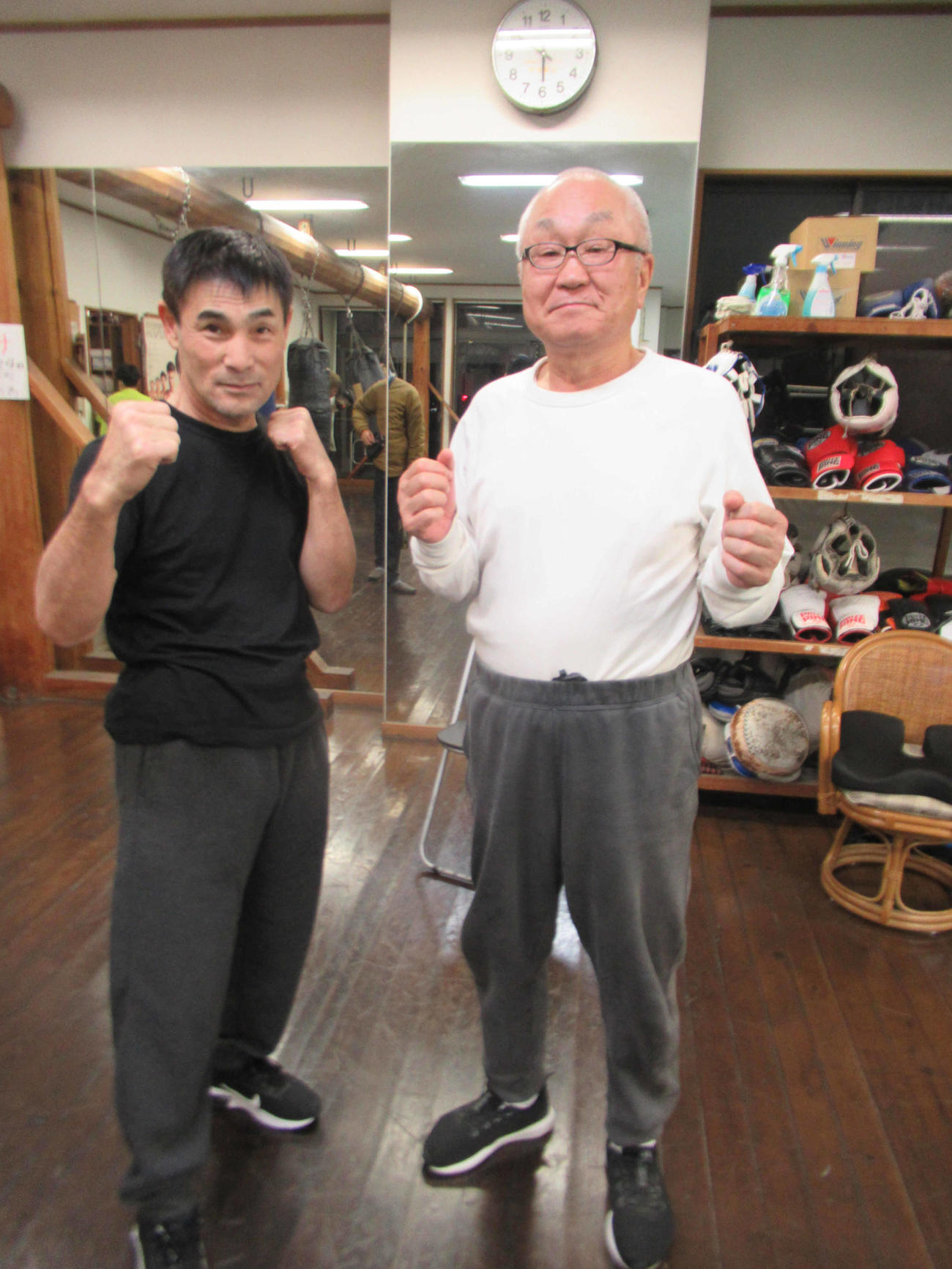 ユーリ阿久井の世界奪取へ意気込む父の一彦さん（左）と守安会長（撮影・実藤健一）