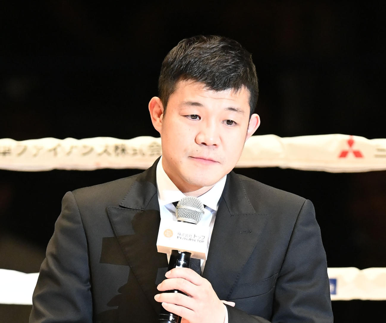 2024年3月31日　第5試合終了後、あいさつをする亀田興毅ファウンダー