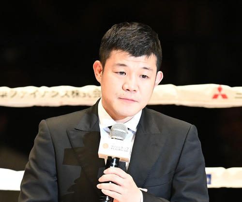 2024年3月31日　第5試合終了後、あいさつをする亀田興毅ファウンダー