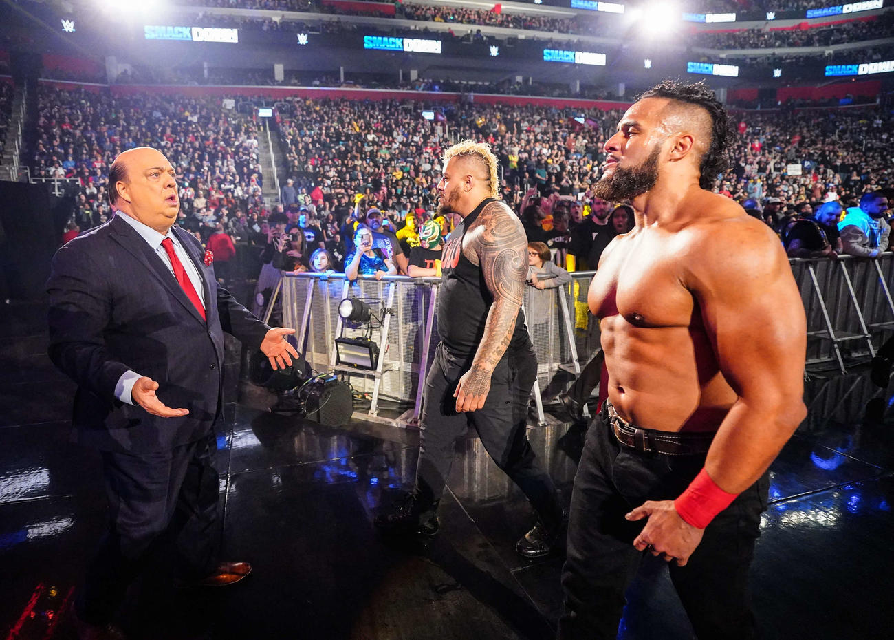 ソロ・シコア（中央）とともに、ポール・ヘイマン（左端）の制止を無視するタマ・トンガ（C）WWE