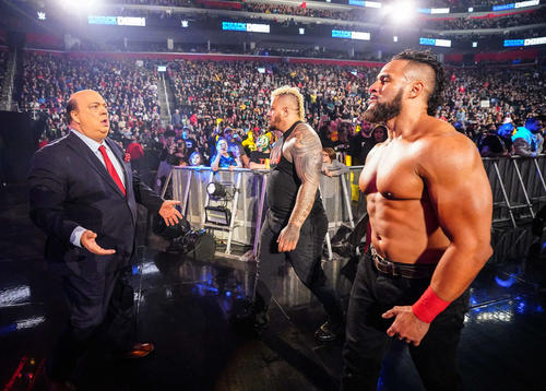 ソロ・シコア（中央）とともに、ポール・ヘイマン（左端）の制止を無視するタマ・トンガ（C）WWE