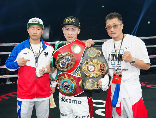 プロボクシング　WBAスーパー・WBC・IBF・WBO　世界スーパーバンタム級王座統一戦（4団体王座統一戦）　12回戦　井上尚弥対マーロン・タパレス　4団体王座統一戦を制し、父真吾トレーナー（右）と弟拓真（左）と写真に納まる井上尚弥＝2023年12月26日