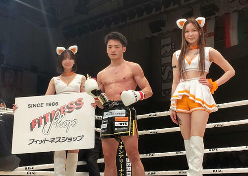 圧倒的強さを示した大崎孔稀（中央）は試合後、心のこもったマイクを披露した