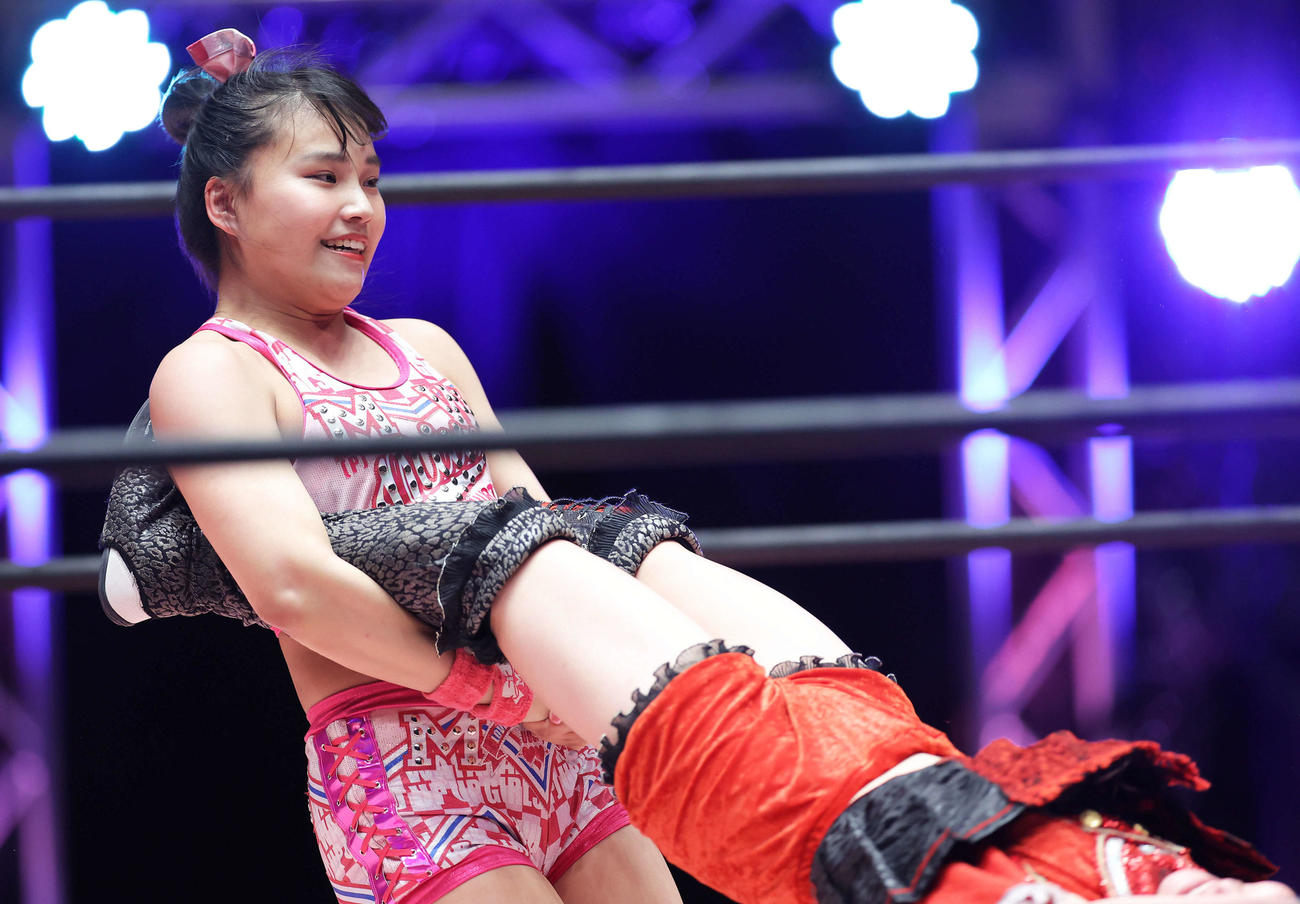 代名詞のジャイアントスイングを決める渡辺未詩（2021年5月撮影）