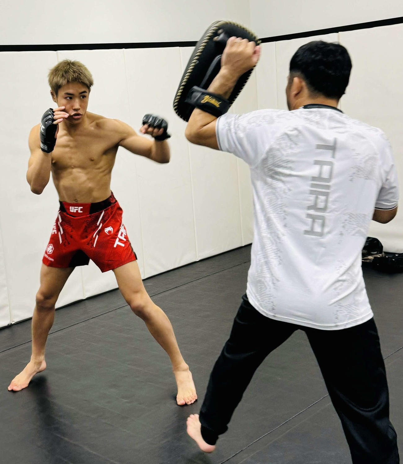 アレックス・ペレス前に控室で最終調整するUFCフライ級13位平良達郎（左）（セカンドキャリア提供）