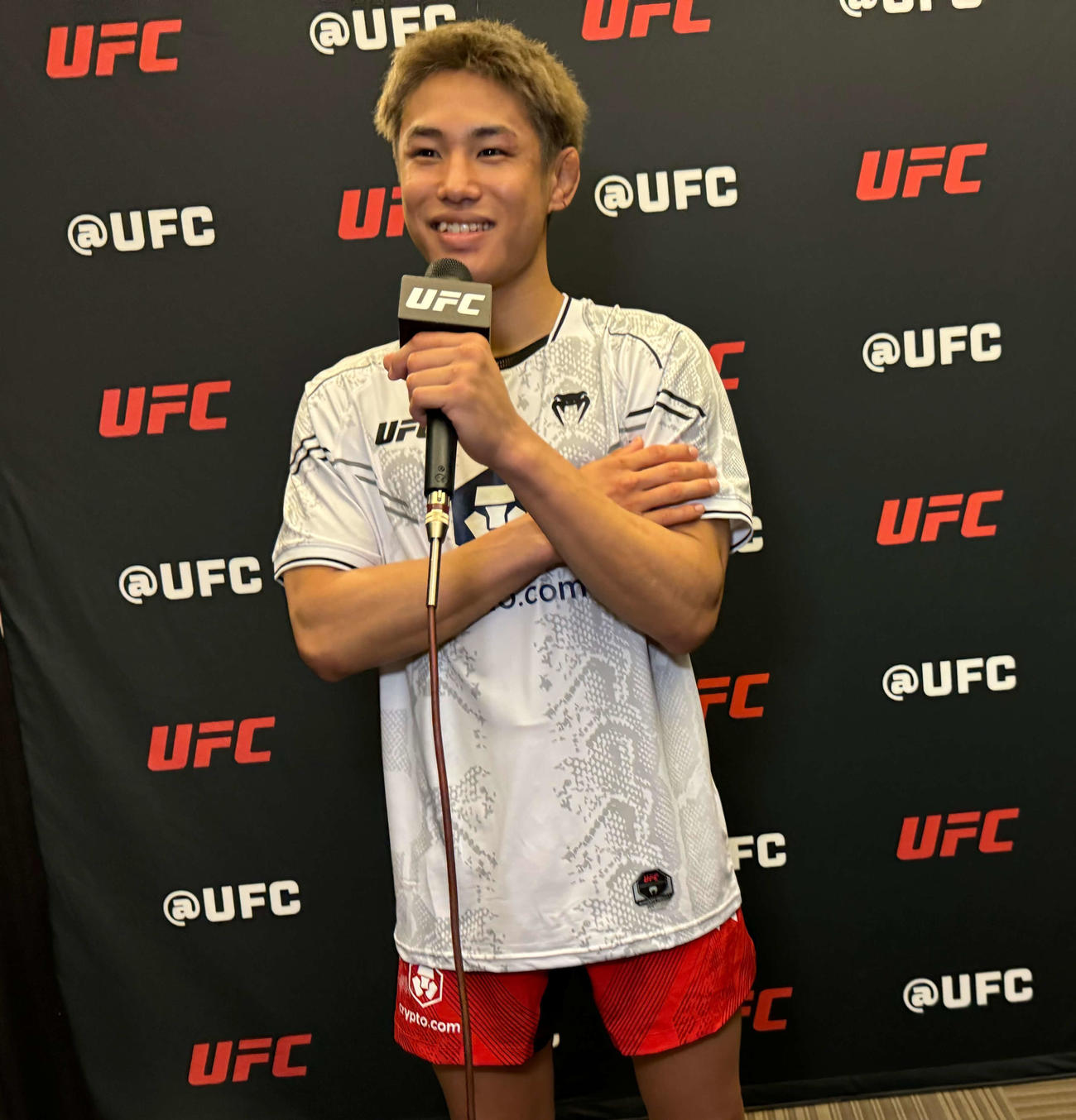 アレックス・ペレス戦後、インタビューに応じるUFCフライ級13位平良達郎（セカンドキャリア提供）