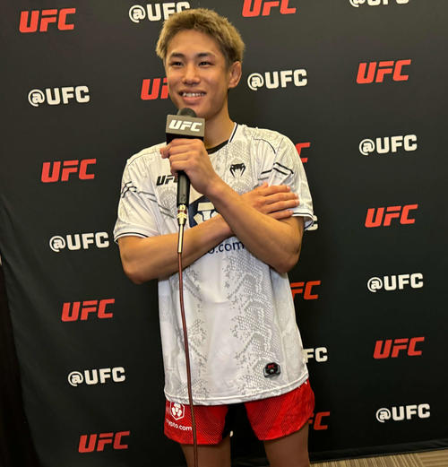 アレックス・ペレス戦後、インタビューに応じるUFCフライ級13位平良達郎（セカンドキャリア提供）