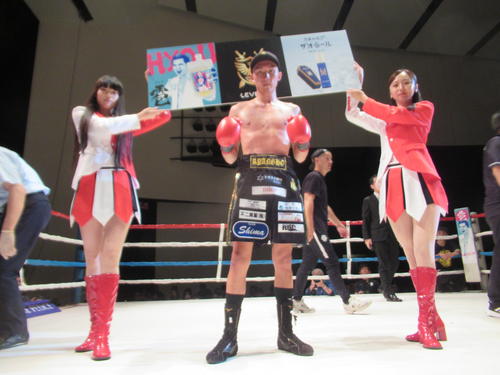 プロ2戦目で判定勝ちした韓亮昊（ハン・リャンホ、中央）（2024・8・4　大阪市立住吉区民センター　撮影・実藤健一）