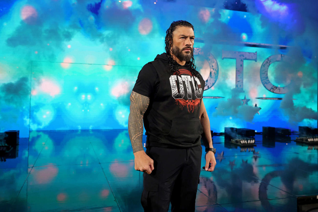 16日のスマックダウン大会に姿を見せた前統一王者ローマン・レインズ（C）WWE