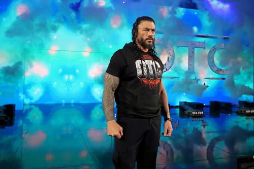 16日のスマックダウン大会に姿を見せた前統一王者ローマン・レインズ（C）WWE