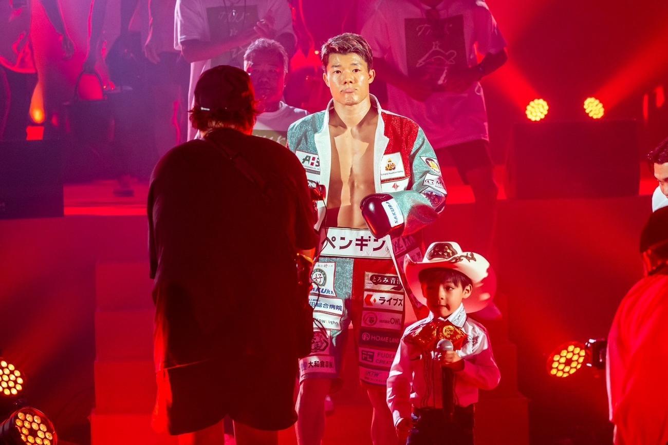 ボクシング亀田和毅の入場で謳う長男の望有くん（TMKジムジム提供）