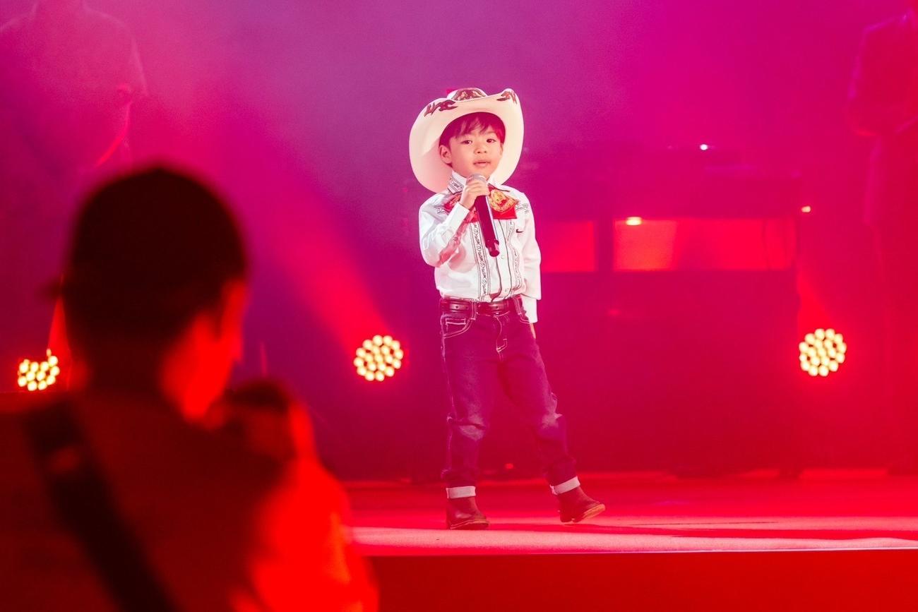 ボクシング亀田和毅の入場で謳う長男の望有くん（TMKジムジム提供）