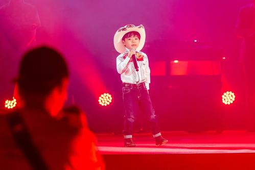 ボクシング亀田和毅の入場で謳う長男の望有くん（TMKジムジム提供）