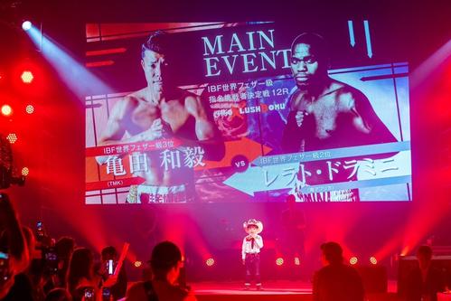 ボクシング亀田和毅の入場で謳う長男の望有くん（TMKジムジム提供）
