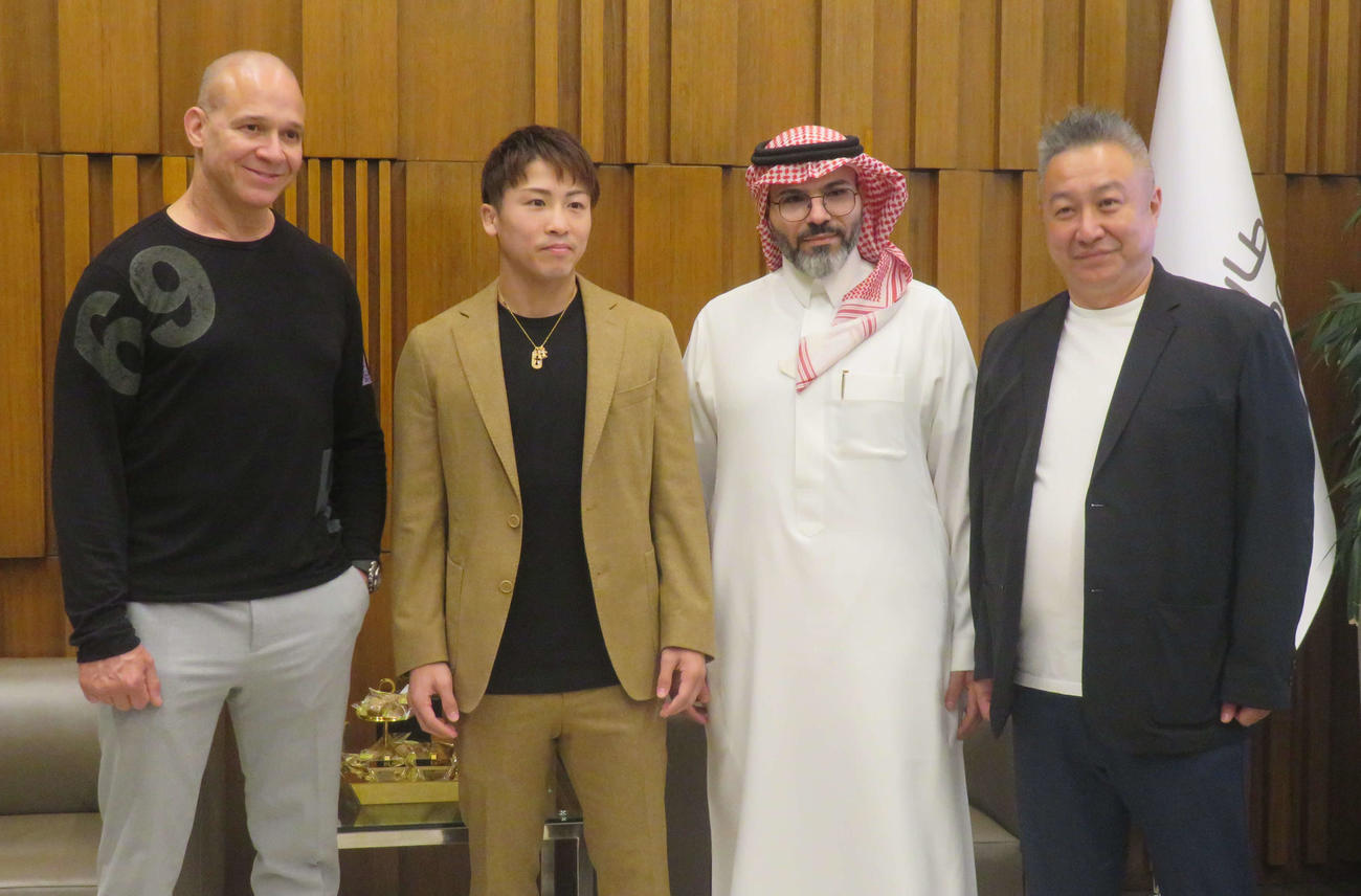 サウジアラビア総合娯楽庁トゥルキ・アラルシク長官の側近らに空港で出迎えを受けた井上尚弥（左から2番目）