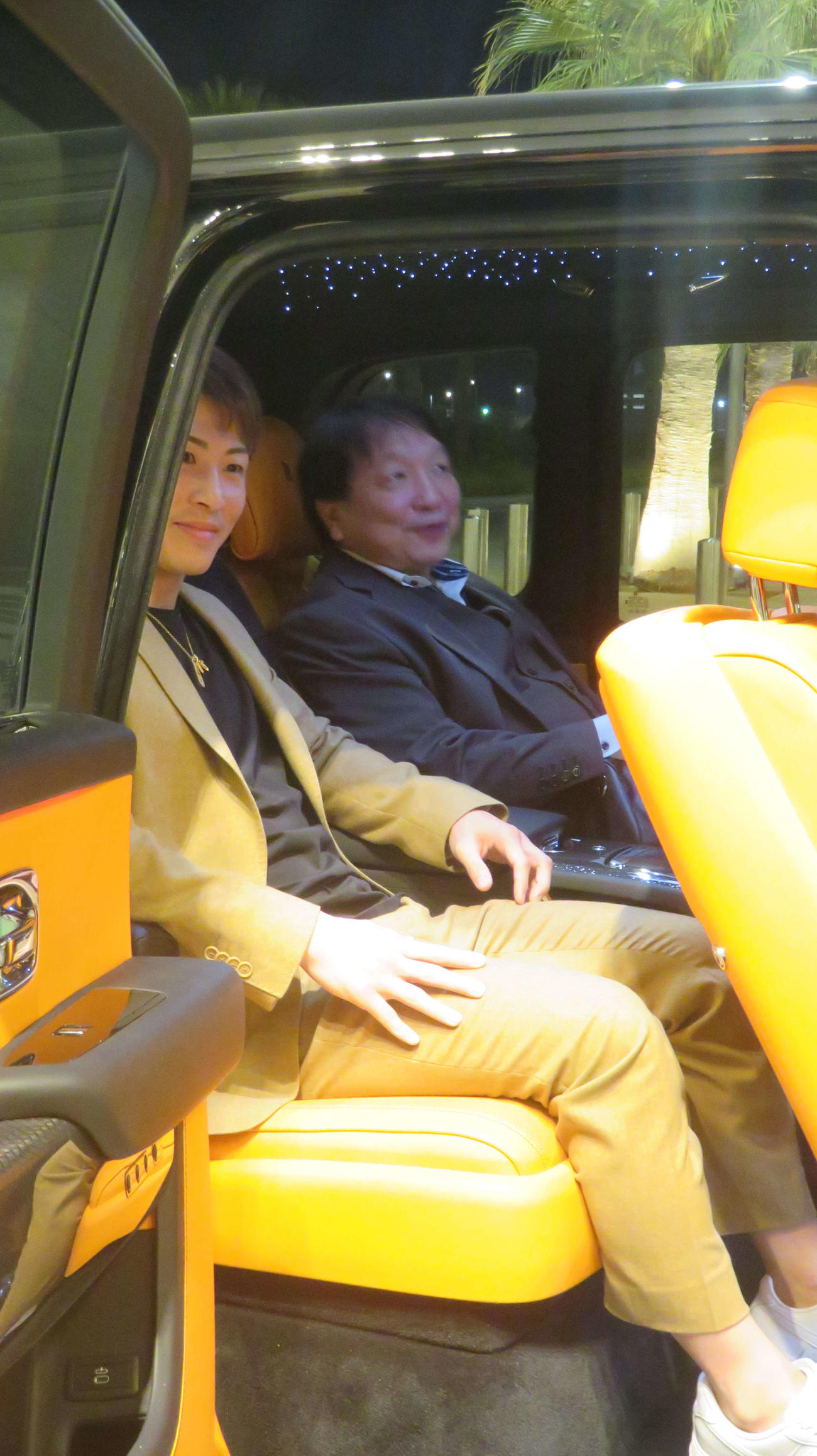 出迎えた高級車に乗り込む大橋秀行会長（右）と井上尚弥