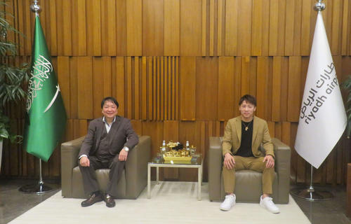 政府側の関係者が用意したプライベートジェットでリヤドの空港に到着した大橋秀行会長（左）と井上尚弥