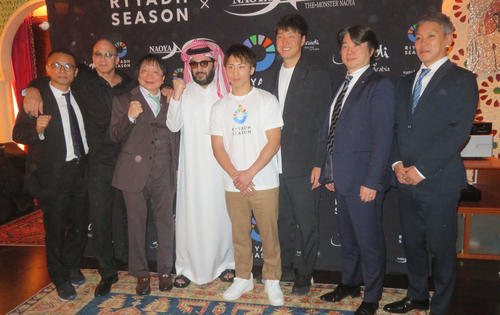 サウジアラビア総合娯楽庁のトゥルキ・アラルシク長官（左から4番目）らとの契約交渉で合意に達し、記念撮影する井上尚弥（同5番目）ら関係者