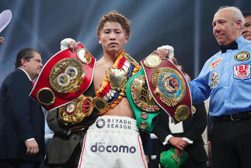4団体統一スーパーバンタム級タイトルマッチ　井上尚弥対金芸俊　金芸俊に4回KO勝ちし、ベルトを掲げる井上尚弥（2025年1月24日撮影）