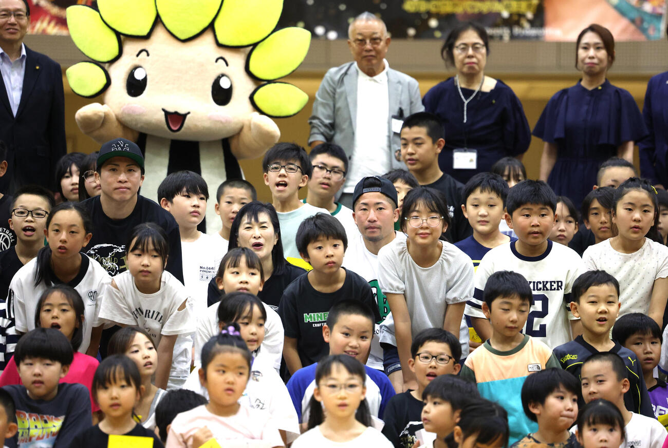 ざま井上兄弟キッズチャレンジフェスタに登場し写真に収まる井上尚弥（4列目左から2人目）と拓真（同4人目）（撮影・水谷安孝）