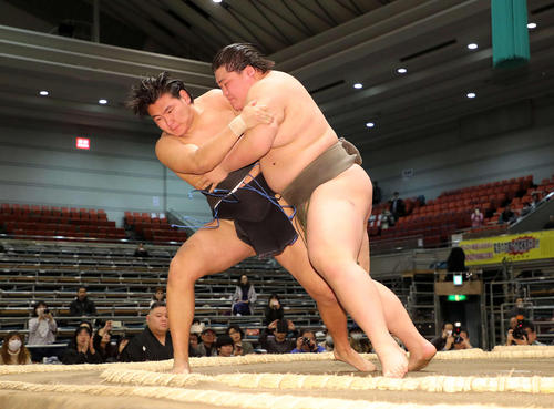 豊昇龍（左）と激しい取組をする納谷（撮影・鈴木正人）