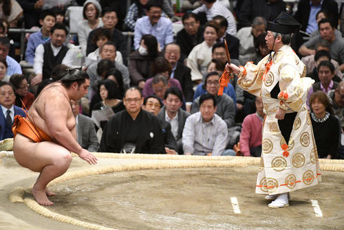 勝ち名乗りを受ける魁聖（撮影・渦原淳）