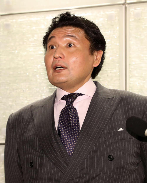 祝勝会の途中で報道陣の質問に答える貴乃花親方（撮影・鈴木正人）