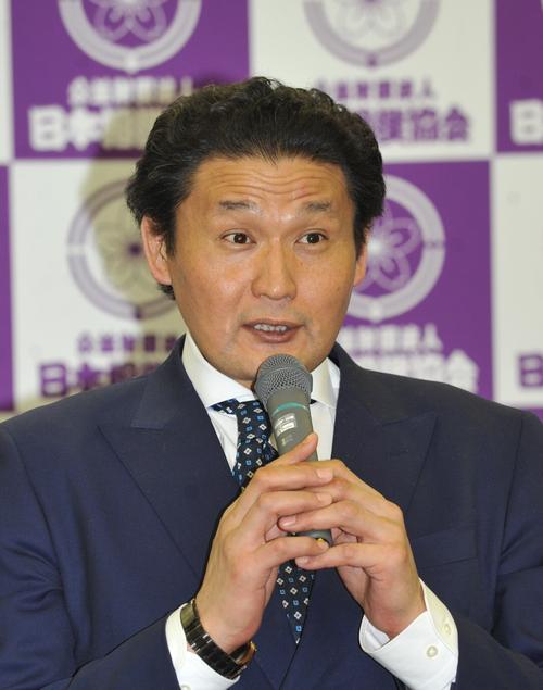 厳しい表情で会見する貴乃花親方（撮影・岡本肇）